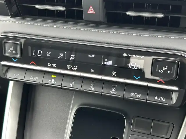 トヨタ ノア S－Z 熊本県 2022(令4)年 1.8万km アティチュードブラックマイカ 純正ディスプレイオーディオ/・AM/FM/BT/USB/Miracast/・バックカメラ/トヨタセーフティセンス/・レーンディパーチャーアラート/・プリクラッシュセーフティ/・プロアクティブドライビングアシスト/・クリアランスソナー/・パーキングサポートブレーキ/・ロードサインアシスト/・レーダークルーズコントロール/・先行者発信告知/・後退速度抑制/・オートマチックハイビーム/両側パワースライドドア/ＬＥＤヘッドライト/・フォグランプ/ビルトインＥＴＣ/電動リアゲート/1.2列目シートヒーター/・ハーフレザーシート/・オットマン/ナノイーX/ステアリングスイッチ/・革巻きステアリング/・ステアリングヒーター/電子パーキングブレーキ/電子ブレーキホールド/純正フロアマット/純正アルミホイール/MTモード付AT/電動格納ミラー/・ウィンカーミラー/ロールサンシェード/プッシュスタートボタン/スマートキー