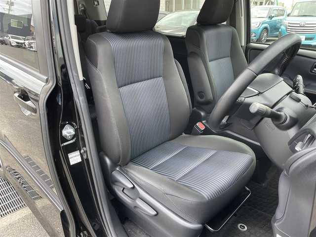 トヨタ ヴォクシー ZS 山口県 2017(平29)年 3.8万km ブラック 9型SDナビ フルセグTV CD DVD BT/バックカメラ/パワースライドドア/衝突被害軽減ブレーキ/レーンアシスト/オートマチックハイビーム/LEDオートヘッドライト/フォグライト/スマートキー/ドラレコ/ビルトインETC/禁煙車
