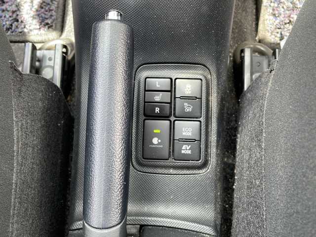 トヨタ アクア G 岩手県 2015(平27)年 8.6万km ディープアメジストマイカメタリック 禁煙車/純正SDナビ/AM/FM/CD/Bluetooth/フルセグTV/純正オーディオ/バックカメラ/ETC/クルーズコントロール/衝突被害軽減ブレーキ/レーンキープアシスト/横滑り防止装置/シートヒーター/オートライト/オートハイビーム/LEDヘッドライト/フォグランプ/スマートキー/プッシュスタート/電動格納ミラー/純正フロアマット/保証書/取扱説明書