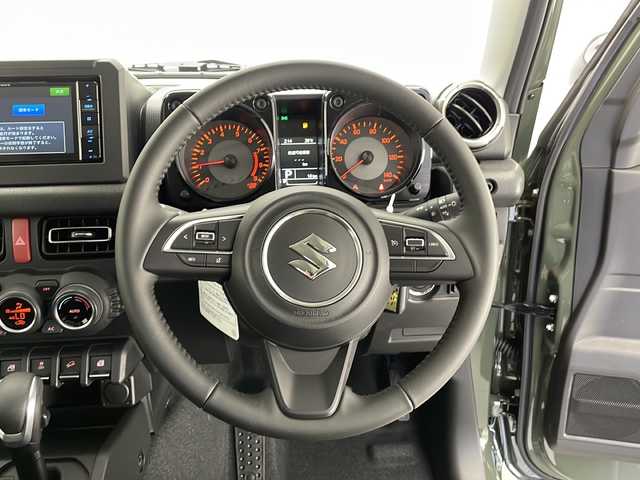 スズキ ジムニー XC 長野県 2023(令5)年 0.1万km未満 ジャングルグリーン 4WD/社外メモリナビ&フルセグTV&CD&DVD&BT/クルーズコントロール/車線逸脱警報/衝突軽減ブレーキ/アイドリングストップ/ステアリングスイッチ/LEDヘッドライト/オートライト/フロントフォグランプ/電動格納ミラー/ウィンカーミラー/ドアミラーヒーター/背面タイヤ/プッシュスタート/スマートキー/スペアキー1本