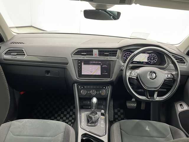 フォルクスワーゲン ティグアン TSI ハイライン 長崎県 2018(平30)年 7.2万km ディープブラックパールエフェクト 純正ナビ/・フルセグ/・DVD/・Bluetooth/全方位モニター/電動リアゲート/純正18インチアルミ/ヘッドアップディスプレイ/LEDヘッドライト/全席シートヒーター/ETC