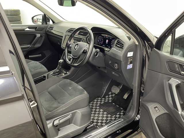 フォルクスワーゲン ティグアン TSI ハイライン 長崎県 2018(平30)年 7.2万km ディープブラックパールエフェクト 純正ナビ/・フルセグ/・DVD/・Bluetooth/全方位モニター/電動リアゲート/純正18インチアルミ/ヘッドアップディスプレイ/LEDヘッドライト/全席シートヒーター/ETC