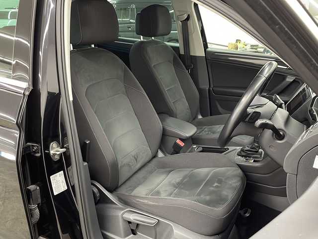 フォルクスワーゲン ティグアン TSI ハイライン 長崎県 2018(平30)年 7.2万km ディープブラックパールエフェクト 純正ナビ/・フルセグ/・DVD/・Bluetooth/全方位モニター/電動リアゲート/純正18インチアルミ/ヘッドアップディスプレイ/LEDヘッドライト/全席シートヒーター/ETC