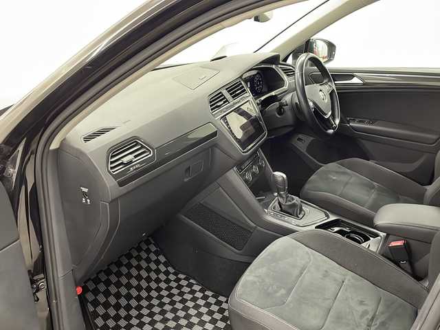 フォルクスワーゲン ティグアン TSI ハイライン 長崎県 2018(平30)年 7.2万km ディープブラックパールエフェクト 純正ナビ/・フルセグ/・DVD/・Bluetooth/全方位モニター/電動リアゲート/純正18インチアルミ/ヘッドアップディスプレイ/LEDヘッドライト/全席シートヒーター/ETC