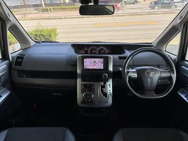 トヨタ ヴォクシー ZS 煌Z 愛知県 2013(平25)年 7.9万km ブラック Bluetooth/HDDナビ/フルセグテレビ/DVD再生/バックカメラ/プッシュスタート/両側パワースライドドア/ビルトインETC/ドアバイザー/ウィンカーミラー/ハーフレザー/純正フロアマット/7人乗り/前方ドライブレコーダー/スペアキー/スマートキー