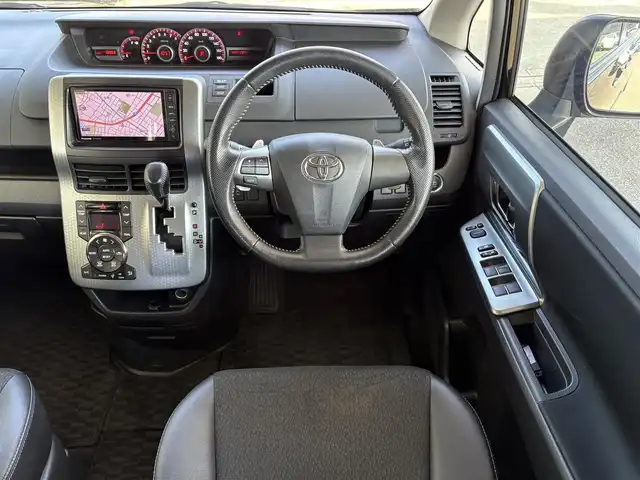 トヨタ ヴォクシー ZS 煌Z 愛知県 2013(平25)年 7.9万km ブラック Bluetooth/HDDナビ/フルセグテレビ/DVD再生/バックカメラ/プッシュスタート/両側パワースライドドア/ビルトインETC/ドアバイザー/ウィンカーミラー/ハーフレザー/純正フロアマット/7人乗り/前方ドライブレコーダー/スペアキー/スマートキー