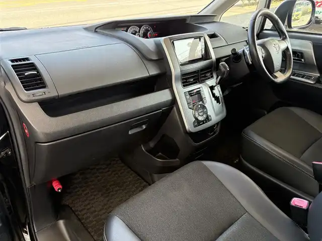 トヨタ ヴォクシー ZS 煌Z 愛知県 2013(平25)年 7.9万km ブラック Bluetooth/HDDナビ/フルセグテレビ/DVD再生/バックカメラ/プッシュスタート/両側パワースライドドア/ビルトインETC/ドアバイザー/ウィンカーミラー/ハーフレザー/純正フロアマット/7人乗り/前方ドライブレコーダー/スペアキー/スマートキー