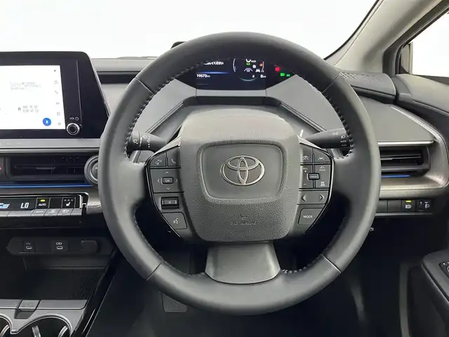 トヨタ プリウス G 愛知県 2023(令5)年 2万km アティチュードブラックマイカ トヨタセーフティ/　・プリクラッシュセーフティ/　・レーントレーシングアシスト/　・レーンディパーチャーアラート/　・レーダークルーズコントロール/　・オートマチックハイビーム/　・ロードサインアシスト/　・ドライバー異常時対応システム/　・プロアクティブドライビングアシスト/　・発進遅れ告知機能/純正ナビ/（Bluetooth/フルセグTV/Apple CarPlay）/全方位カメラ/ドライブレコーダー/ETC2.0/ブラインドスポットモニター/レーダー探知機/シートヒーター/純正AW/テレビキャンセラー/純正LEDライト/オートライト/スマートキー/ステアリングリモコン/電子パーキング/オートホールド/スペアタイヤ/ドアバイザー