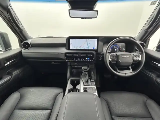 トヨタ ランドクルーザー ２５０ VX 熊本県 2024(令6)年 1.2万km プラチナホワイトパールマイカ サンルーフ　/純正12.3インチディスプレイオーディオ（ApplCarPlay・AndroidAuto・BT・フルセグ・HDMI）/純正前後ドライブレコーダー　/全周囲カメラ　/ビルトインＥＴＣ２．０　/トヨタセーフティーセンス/・アダブティブクルーズコントロール/・レーンディパーチャーアラート/・ブラインドスポットモニター/・プリクラッシュセーフティ/・プロアクティブドライビングアシスト/・リアクロストラフィックアラート/・安心降車アシスト/・後方車両接近通報装置/・周辺車両停止時サポート/パワーバックドア/前後クリアランスソナー　/前席シートヒーター　/前席エアーシート　/運転席パワーシート　/電動パーキングブレーキ/ブレーキホールド/デジタルインナーミラー/純正フロアマット/純正１８インチAW/オートライト/オートマチックハイビーム/LEDヘッドライト/スマートキー/プッシュスタート/保証書/取扱説明書