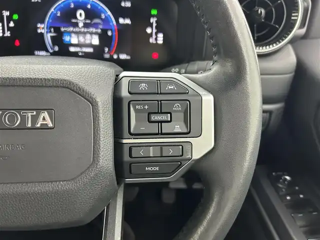 トヨタ ランドクルーザー ２５０ VX 熊本県 2024(令6)年 1.2万km プラチナホワイトパールマイカ サンルーフ　/純正12.3インチディスプレイオーディオ（ApplCarPlay・AndroidAuto・BT・フルセグ・HDMI）/純正前後ドライブレコーダー　/全周囲カメラ　/ビルトインＥＴＣ２．０　/トヨタセーフティーセンス/・アダブティブクルーズコントロール/・レーンディパーチャーアラート/・ブラインドスポットモニター/・プリクラッシュセーフティ/・プロアクティブドライビングアシスト/・リアクロストラフィックアラート/・安心降車アシスト/・後方車両接近通報装置/・周辺車両停止時サポート/パワーバックドア/前後クリアランスソナー　/前席シートヒーター　/前席エアーシート　/運転席パワーシート　/電動パーキングブレーキ/ブレーキホールド/デジタルインナーミラー/純正フロアマット/純正１８インチAW/オートライト/オートマチックハイビーム/LEDヘッドライト/スマートキー/プッシュスタート/保証書/取扱説明書