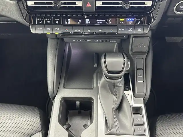 トヨタ ランドクルーザー ２５０ VX 熊本県 2024(令6)年 1.2万km プラチナホワイトパールマイカ サンルーフ　/純正12.3インチディスプレイオーディオ（ApplCarPlay・AndroidAuto・BT・フルセグ・HDMI）/純正前後ドライブレコーダー　/全周囲カメラ　/ビルトインＥＴＣ２．０　/トヨタセーフティーセンス/・アダブティブクルーズコントロール/・レーンディパーチャーアラート/・ブラインドスポットモニター/・プリクラッシュセーフティ/・プロアクティブドライビングアシスト/・リアクロストラフィックアラート/・安心降車アシスト/・後方車両接近通報装置/・周辺車両停止時サポート/パワーバックドア/前後クリアランスソナー　/前席シートヒーター　/前席エアーシート　/運転席パワーシート　/電動パーキングブレーキ/ブレーキホールド/デジタルインナーミラー/純正フロアマット/純正１８インチAW/オートライト/オートマチックハイビーム/LEDヘッドライト/スマートキー/プッシュスタート/保証書/取扱説明書