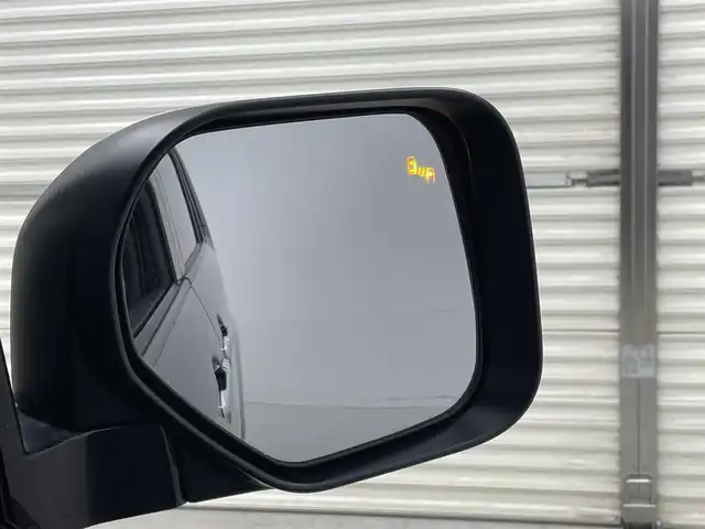 三菱 デリカＤ：５ P 茨城県 2023(令5)年 0.7万km ブラックダイヤモンド 純正10.1型ナビ/全周囲カメラ/電動サイドステップ/衝突被害軽減ブレーキ/車線逸脱抑制装置/レーダークルーズコントロール/オートマチックハイビーム/BSW/両側電動スライドドア/パワーバックドア/AC100V/ETC/ドラレコ/シートヒーター/純正18インチAW/LEDヘッドライト/スマートキー