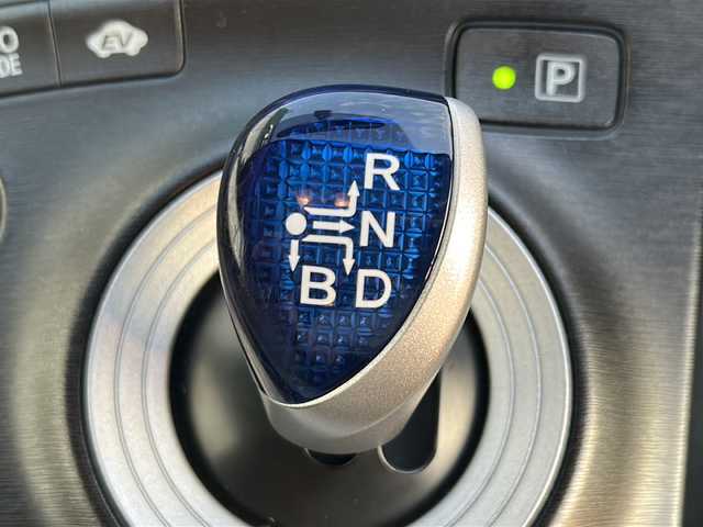 トヨタ プリウス S ツーリングセレクション 福岡県 2010(平22)年 5.4万km ホワイトパールクリスタルシャイン 純正ナビ/（AM/FM/CD/DVD/HDD/BT/ワンセグ）/ETC/バックカメラ/純正フロアマット/純正17インチアルミホイール/オートライト/フォグランプ/プッシュスタート/スマートキー/純正ドアバイザー/電動格納ミラー/ステアリングスイッチ/W+サイド+カーテンエアバッグ/アルミホイール付きスタッドレスタイヤ/保証書・取扱説明書・記録簿