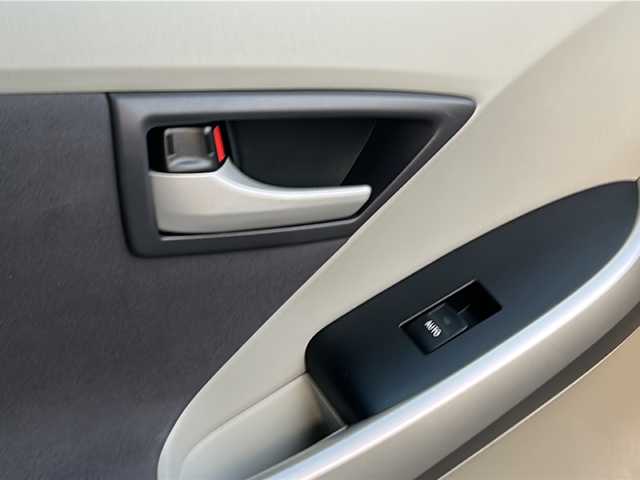 トヨタ プリウス S ツーリングセレクション 福岡県 2010(平22)年 5.4万km ホワイトパールクリスタルシャイン 純正ナビ/（AM/FM/CD/DVD/HDD/BT/ワンセグ）/ETC/バックカメラ/純正フロアマット/純正17インチアルミホイール/オートライト/フォグランプ/プッシュスタート/スマートキー/純正ドアバイザー/電動格納ミラー/ステアリングスイッチ/W+サイド+カーテンエアバッグ/アルミホイール付きスタッドレスタイヤ/保証書・取扱説明書・記録簿