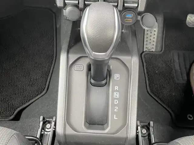 スズキ ジムニー XC 東京都 2025(令7)年 0.4万km シフォンアイボリーM セーフティサポート/デュアルカメラブレーキサポート/レーンキープアシスト/カロッツェリア ディスプレイオーディオ/Bluetooth/HDMI/バックカメラ/クルーズコントロール/LEDヘッドライト/ダウンヒルコントロール/前席シートヒーター/ビルトインETC/純正１６AW