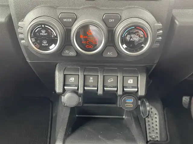 スズキ ジムニー XC 東京都 2025(令7)年 0.4万km シフォンアイボリーM セーフティサポート/デュアルカメラブレーキサポート/レーンキープアシスト/カロッツェリア ディスプレイオーディオ/Bluetooth/HDMI/バックカメラ/クルーズコントロール/LEDヘッドライト/ダウンヒルコントロール/前席シートヒーター/ビルトインETC/純正１６AW