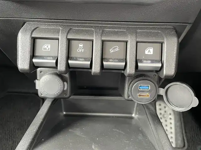 スズキ ジムニー XC 東京都 2025(令7)年 0.4万km シフォンアイボリーM セーフティサポート/デュアルカメラブレーキサポート/レーンキープアシスト/カロッツェリア ディスプレイオーディオ/Bluetooth/HDMI/バックカメラ/クルーズコントロール/LEDヘッドライト/ダウンヒルコントロール/前席シートヒーター/ビルトインETC/純正１６AW