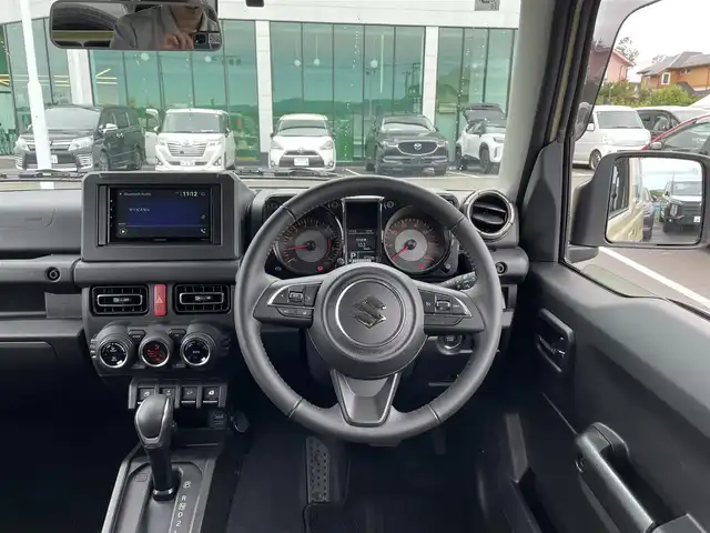 スズキ ジムニー XC 東京都 2025(令7)年 0.4万km シフォンアイボリーM セーフティサポート/デュアルカメラブレーキサポート/レーンキープアシスト/カロッツェリア ディスプレイオーディオ/Bluetooth/HDMI/バックカメラ/クルーズコントロール/LEDヘッドライト/ダウンヒルコントロール/前席シートヒーター/ビルトインETC/純正１６AW