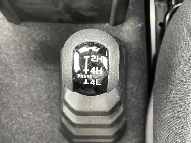 スズキ ジムニー XC 東京都 2025(令7)年 0.4万km シフォンアイボリーM セーフティサポート/デュアルカメラブレーキサポート/レーンキープアシスト/カロッツェリア ディスプレイオーディオ/Bluetooth/HDMI/バックカメラ/クルーズコントロール/LEDヘッドライト/ダウンヒルコントロール/前席シートヒーター/ビルトインETC/純正１６AW