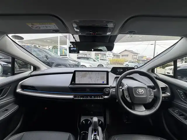 トヨタ プリウス Z 熊本県 2023(令5)年 0.4万km プラチナホワイトパールマイカ 純正ナビ付ディスプレイオーディオ/【フルセグTV/Bluetooth/Miracast】/全周囲カメラ/バックカメラ/レーダークルーズコントロール/プリクラッシュセーフティー/リヤクロストラフィックアラート/パーキングサポートブレーキ/レーンキープアシスト/ロードサインアシスト/コーナーセンサー/ブレーキホールド/パワーバックドア/オートLEDライト/オートマチックハイビーム/ウィンカーミラー/レザーシート/前席シートヒーター/前席エアシート/D席パワーシート/革巻きステアリング/ステアリングスイッチ/ハンドルヒーター/プッシュスタート/スマートキー/ETC2.0/ドライブレコーダー/純正フロアマット/純正ドアバイザー/横滑り防止装置/保証書/スペアキー