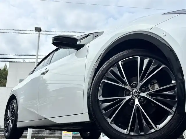 トヨタ プリウス Z 熊本県 2023(令5)年 0.4万km プラチナホワイトパールマイカ 純正ナビ付ディスプレイオーディオ/【フルセグTV/Bluetooth/Miracast】/全周囲カメラ/バックカメラ/レーダークルーズコントロール/プリクラッシュセーフティー/リヤクロストラフィックアラート/パーキングサポートブレーキ/レーンキープアシスト/ロードサインアシスト/コーナーセンサー/ブレーキホールド/パワーバックドア/オートLEDライト/オートマチックハイビーム/ウィンカーミラー/レザーシート/前席シートヒーター/前席エアシート/D席パワーシート/革巻きステアリング/ステアリングスイッチ/ハンドルヒーター/プッシュスタート/スマートキー/ETC2.0/ドライブレコーダー/純正フロアマット/純正ドアバイザー/横滑り防止装置/保証書/スペアキー