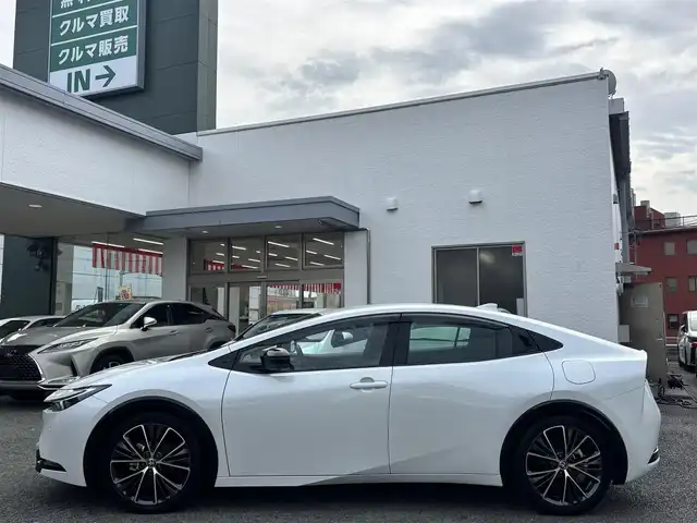 トヨタ プリウス Z 熊本県 2023(令5)年 0.4万km プラチナホワイトパールマイカ 純正ナビ付ディスプレイオーディオ/【フルセグTV/Bluetooth/Miracast】/全周囲カメラ/バックカメラ/レーダークルーズコントロール/プリクラッシュセーフティー/リヤクロストラフィックアラート/パーキングサポートブレーキ/レーンキープアシスト/ロードサインアシスト/コーナーセンサー/ブレーキホールド/パワーバックドア/オートLEDライト/オートマチックハイビーム/ウィンカーミラー/レザーシート/前席シートヒーター/前席エアシート/D席パワーシート/革巻きステアリング/ステアリングスイッチ/ハンドルヒーター/プッシュスタート/スマートキー/ETC2.0/ドライブレコーダー/純正フロアマット/純正ドアバイザー/横滑り防止装置/保証書/スペアキー