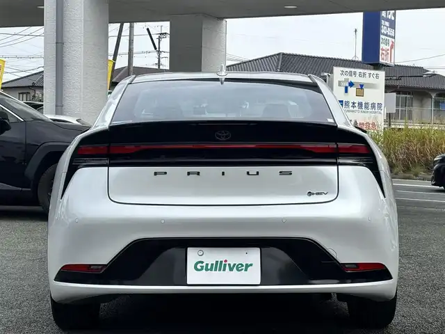 トヨタ プリウス Z 熊本県 2023(令5)年 0.4万km プラチナホワイトパールマイカ 純正ナビ付ディスプレイオーディオ/【フルセグTV/Bluetooth/Miracast】/全周囲カメラ/バックカメラ/レーダークルーズコントロール/プリクラッシュセーフティー/リヤクロストラフィックアラート/パーキングサポートブレーキ/レーンキープアシスト/ロードサインアシスト/コーナーセンサー/ブレーキホールド/パワーバックドア/オートLEDライト/オートマチックハイビーム/ウィンカーミラー/レザーシート/前席シートヒーター/前席エアシート/D席パワーシート/革巻きステアリング/ステアリングスイッチ/ハンドルヒーター/プッシュスタート/スマートキー/ETC2.0/ドライブレコーダー/純正フロアマット/純正ドアバイザー/横滑り防止装置/保証書/スペアキー