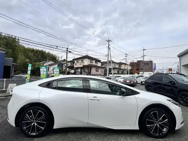 トヨタ プリウス Z 熊本県 2023(令5)年 0.4万km プラチナホワイトパールマイカ 純正ナビ付ディスプレイオーディオ/【フルセグTV/Bluetooth/Miracast】/全周囲カメラ/バックカメラ/レーダークルーズコントロール/プリクラッシュセーフティー/リヤクロストラフィックアラート/パーキングサポートブレーキ/レーンキープアシスト/ロードサインアシスト/コーナーセンサー/ブレーキホールド/パワーバックドア/オートLEDライト/オートマチックハイビーム/ウィンカーミラー/レザーシート/前席シートヒーター/前席エアシート/D席パワーシート/革巻きステアリング/ステアリングスイッチ/ハンドルヒーター/プッシュスタート/スマートキー/ETC2.0/ドライブレコーダー/純正フロアマット/純正ドアバイザー/横滑り防止装置/保証書/スペアキー