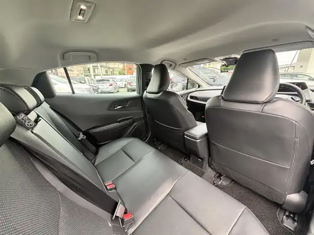 トヨタ プリウス Z 熊本県 2023(令5)年 0.4万km プラチナホワイトパールマイカ 純正ナビ付ディスプレイオーディオ/【フルセグTV/Bluetooth/Miracast】/全周囲カメラ/バックカメラ/レーダークルーズコントロール/プリクラッシュセーフティー/リヤクロストラフィックアラート/パーキングサポートブレーキ/レーンキープアシスト/ロードサインアシスト/コーナーセンサー/ブレーキホールド/パワーバックドア/オートLEDライト/オートマチックハイビーム/ウィンカーミラー/レザーシート/前席シートヒーター/前席エアシート/D席パワーシート/革巻きステアリング/ステアリングスイッチ/ハンドルヒーター/プッシュスタート/スマートキー/ETC2.0/ドライブレコーダー/純正フロアマット/純正ドアバイザー/横滑り防止装置/保証書/スペアキー