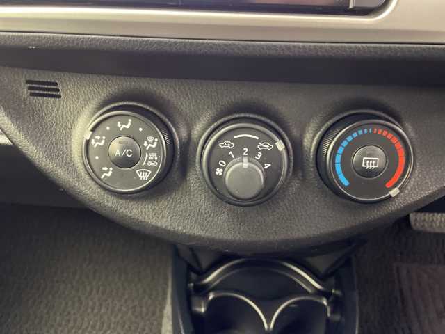 トヨタ ヴィッツ F 道央・札幌 2016(平28)年 4.9万km ブラックマイカ ・4WD/・寒冷地仕様/・純正SDナビ/・CD/DVD/SD/フルセグTV/・Bluetooth接続/・横滑り防止装置/・ヘッドライトレベライザー/・純正フロアマット/・電動格納ミラー/・ウィンカーミラー/・ドアバイザー/・リモコンキー