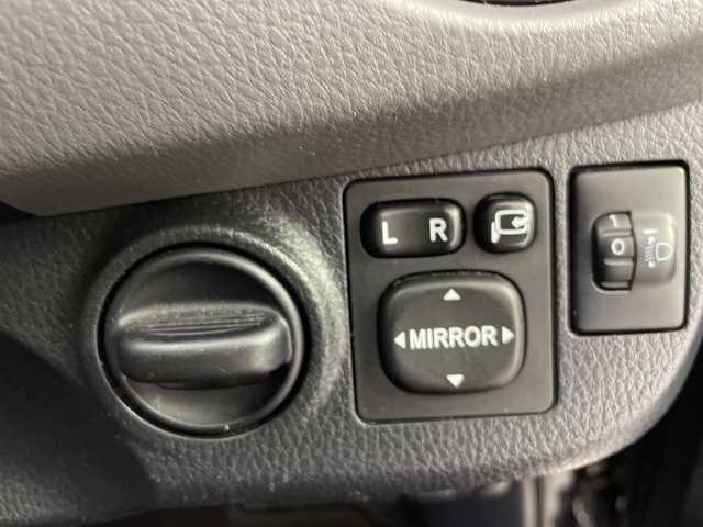 トヨタ ヴィッツ F 道央・札幌 2016(平28)年 4.9万km ブラックマイカ ・4WD/・寒冷地仕様/・純正SDナビ/・CD/DVD/SD/フルセグTV/・Bluetooth接続/・横滑り防止装置/・ヘッドライトレベライザー/・純正フロアマット/・電動格納ミラー/・ウィンカーミラー/・ドアバイザー/・リモコンキー