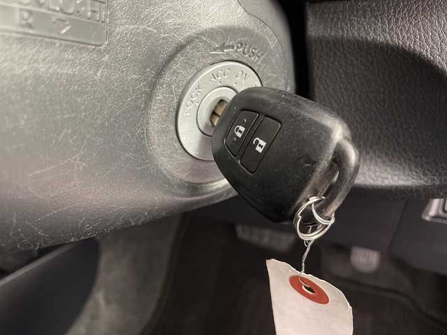 トヨタ ヴィッツ F 道央・札幌 2016(平28)年 4.9万km ブラックマイカ ・4WD/・寒冷地仕様/・純正SDナビ/・CD/DVD/SD/フルセグTV/・Bluetooth接続/・横滑り防止装置/・ヘッドライトレベライザー/・純正フロアマット/・電動格納ミラー/・ウィンカーミラー/・ドアバイザー/・リモコンキー