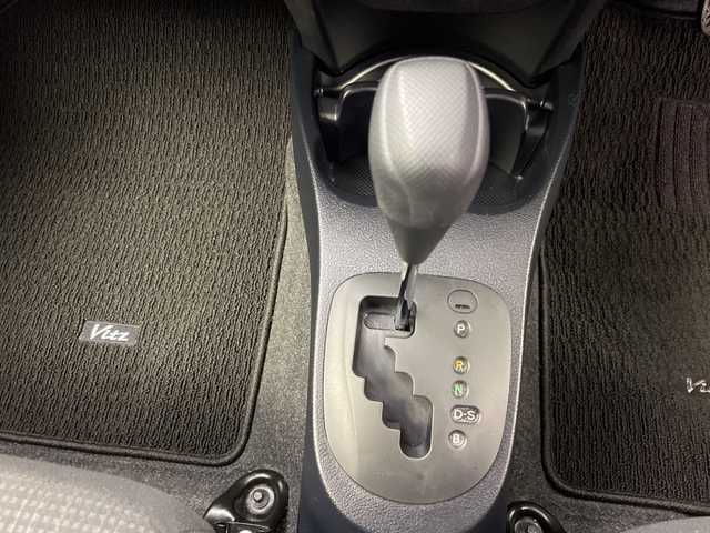 トヨタ ヴィッツ F 道央・札幌 2016(平28)年 4.9万km ブラックマイカ ・4WD/・寒冷地仕様/・純正SDナビ/・CD/DVD/SD/フルセグTV/・Bluetooth接続/・横滑り防止装置/・ヘッドライトレベライザー/・純正フロアマット/・電動格納ミラー/・ウィンカーミラー/・ドアバイザー/・リモコンキー