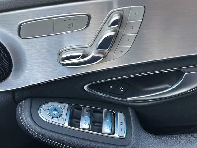 メルセデス・ベンツ Ｃ１８０ ステーションワゴンアバンギャルド 愛知県 2017(平29)年 7.1万km オブシディアンブラック /正規ディーラー車//禁煙車//純正8.4インチナビ//フルセグ/DVD/CD/MSV/SD/USB/Bluetooth//ドライブレコーダー//ビルドインETC//バックカメラ//ハーフレザーシート//パワーシート//運転席シートメモリー//運転席ランバーサポート//シートヒーター//電動リアゲート//レーダーセーフティパッケージ//アダプティブブレーキ//PRE-SAFEブレーキ//ブラインドスポットアシスト//レーンキープアシスト//パーキングセンサー//ステアリングアシスト//ACC//BAS//CPA+//ディストロニックプラス//LEDハイパフォーマンスオートライト//バックフォグランプ//アンビエントライト//パドルシフト//アイドリングストップ//純正17インチアルミホイール//ESP//純正ルーフレール//イージーエントリーステアリング//革巻きステアリング//電動チルトハンドル//電動テレスコピットハンドル//ISOFIX//純正フロアマット//プライバシーガラス//イモビライザー//後席リモートフォールディング//前席シートベルトプリテンショナー//フォースリミッター//自動防眩ルームミラー//スペアスマートキー//保証書/車両取扱説明書//点検整備記録簿H29~R2.R4.R6