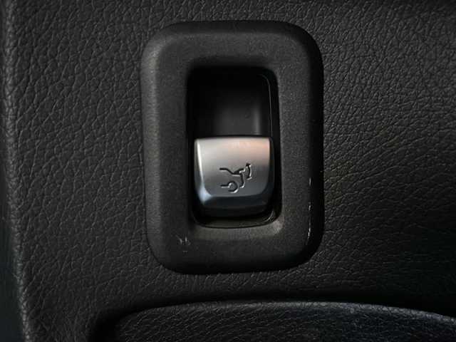 メルセデス・ベンツ Ｃ１８０ ステーションワゴンアバンギャルド 愛知県 2017(平29)年 7.1万km オブシディアンブラック /正規ディーラー車//禁煙車//純正8.4インチナビ//フルセグ/DVD/CD/MSV/SD/USB/Bluetooth//ドライブレコーダー//ビルドインETC//バックカメラ//ハーフレザーシート//パワーシート//運転席シートメモリー//運転席ランバーサポート//シートヒーター//電動リアゲート//レーダーセーフティパッケージ//アダプティブブレーキ//PRE-SAFEブレーキ//ブラインドスポットアシスト//レーンキープアシスト//パーキングセンサー//ステアリングアシスト//ACC//BAS//CPA+//ディストロニックプラス//LEDハイパフォーマンスオートライト//バックフォグランプ//アンビエントライト//パドルシフト//アイドリングストップ//純正17インチアルミホイール//ESP//純正ルーフレール//イージーエントリーステアリング//革巻きステアリング//電動チルトハンドル//電動テレスコピットハンドル//ISOFIX//純正フロアマット//プライバシーガラス//イモビライザー//後席リモートフォールディング//前席シートベルトプリテンショナー//フォースリミッター//自動防眩ルームミラー//スペアスマートキー//保証書/車両取扱説明書//点検整備記録簿H29~R2.R4.R6