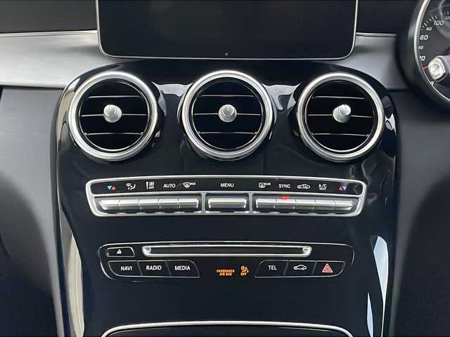 メルセデス・ベンツ Ｃ１８０ ステーションワゴンアバンギャルド 愛知県 2017(平29)年 7.1万km オブシディアンブラック /正規ディーラー車//禁煙車//純正8.4インチナビ//フルセグ/DVD/CD/MSV/SD/USB/Bluetooth//ドライブレコーダー//ビルドインETC//バックカメラ//ハーフレザーシート//パワーシート//運転席シートメモリー//運転席ランバーサポート//シートヒーター//電動リアゲート//レーダーセーフティパッケージ//アダプティブブレーキ//PRE-SAFEブレーキ//ブラインドスポットアシスト//レーンキープアシスト//パーキングセンサー//ステアリングアシスト//ACC//BAS//CPA+//ディストロニックプラス//LEDハイパフォーマンスオートライト//バックフォグランプ//アンビエントライト//パドルシフト//アイドリングストップ//純正17インチアルミホイール//ESP//純正ルーフレール//イージーエントリーステアリング//革巻きステアリング//電動チルトハンドル//電動テレスコピットハンドル//ISOFIX//純正フロアマット//プライバシーガラス//イモビライザー//後席リモートフォールディング//前席シートベルトプリテンショナー//フォースリミッター//自動防眩ルームミラー//スペアスマートキー//保証書/車両取扱説明書//点検整備記録簿H29~R2.R4.R6