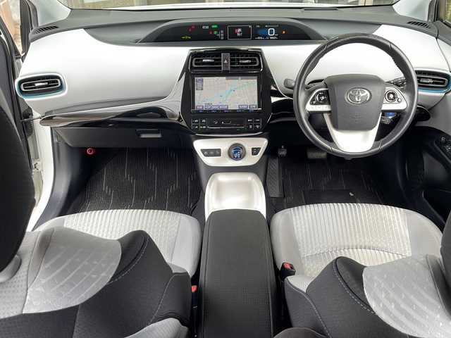 トヨタ プリウス A 静岡県 2016(平28)年 9.7万km ホワイトパールクリスタルシャイン 純正SDナビ/・CD/・DVD/・フルセグＴＶ/・Bluetooth/・AM/・FM/主要装備/・TRDエアロF/R/・衝突軽減/・レーンキープ/・追従クルコン/・BSM/・コーナーセンサー前後/・バックカメラ/・ETC/・ドラレコ前/・HUD/・ステリモ/・ヒーテッドドアミラー/・スマートキー/・プッシュスタート/・純正フロアマット/・社外アルミホイール/・LEDヘッドライト/・オートライト/・オートハイビーム