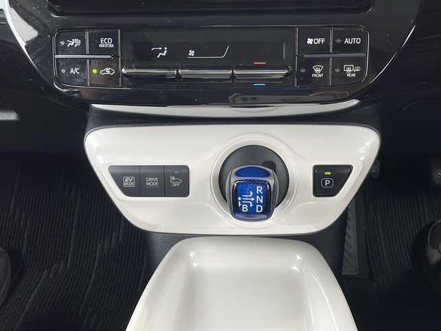 トヨタ プリウス A 静岡県 2016(平28)年 9.7万km ホワイトパールクリスタルシャイン 純正SDナビ/・CD/・DVD/・フルセグＴＶ/・Bluetooth/・AM/・FM/主要装備/・TRDエアロF/R/・衝突軽減/・レーンキープ/・追従クルコン/・BSM/・コーナーセンサー前後/・バックカメラ/・ETC/・ドラレコ前/・HUD/・ステリモ/・ヒーテッドドアミラー/・スマートキー/・プッシュスタート/・純正フロアマット/・社外アルミホイール/・LEDヘッドライト/・オートライト/・オートハイビーム