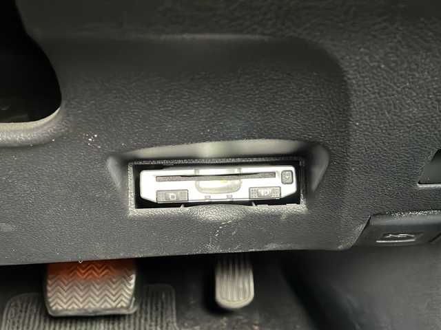 トヨタ プリウス A 静岡県 2016(平28)年 9.7万km ホワイトパールクリスタルシャイン 純正SDナビ/・CD/・DVD/・フルセグＴＶ/・Bluetooth/・AM/・FM/主要装備/・TRDエアロF/R/・衝突軽減/・レーンキープ/・追従クルコン/・BSM/・コーナーセンサー前後/・バックカメラ/・ETC/・ドラレコ前/・HUD/・ステリモ/・ヒーテッドドアミラー/・スマートキー/・プッシュスタート/・純正フロアマット/・社外アルミホイール/・LEDヘッドライト/・オートライト/・オートハイビーム