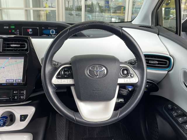 トヨタ プリウス A 静岡県 2016(平28)年 9.7万km ホワイトパールクリスタルシャイン 純正SDナビ/・CD/・DVD/・フルセグＴＶ/・Bluetooth/・AM/・FM/主要装備/・TRDエアロF/R/・衝突軽減/・レーンキープ/・追従クルコン/・BSM/・コーナーセンサー前後/・バックカメラ/・ETC/・ドラレコ前/・HUD/・ステリモ/・ヒーテッドドアミラー/・スマートキー/・プッシュスタート/・純正フロアマット/・社外アルミホイール/・LEDヘッドライト/・オートライト/・オートハイビーム