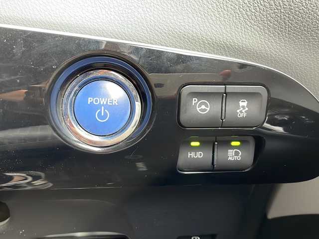 トヨタ プリウス A 静岡県 2016(平28)年 9.7万km ホワイトパールクリスタルシャイン 純正SDナビ/・CD/・DVD/・フルセグＴＶ/・Bluetooth/・AM/・FM/主要装備/・TRDエアロF/R/・衝突軽減/・レーンキープ/・追従クルコン/・BSM/・コーナーセンサー前後/・バックカメラ/・ETC/・ドラレコ前/・HUD/・ステリモ/・ヒーテッドドアミラー/・スマートキー/・プッシュスタート/・純正フロアマット/・社外アルミホイール/・LEDヘッドライト/・オートライト/・オートハイビーム