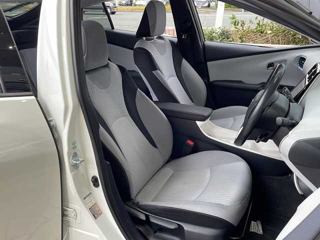 トヨタ プリウス A 静岡県 2016(平28)年 9.7万km ホワイトパールクリスタルシャイン 純正SDナビ/・CD/・DVD/・フルセグＴＶ/・Bluetooth/・AM/・FM/主要装備/・TRDエアロF/R/・衝突軽減/・レーンキープ/・追従クルコン/・BSM/・コーナーセンサー前後/・バックカメラ/・ETC/・ドラレコ前/・HUD/・ステリモ/・ヒーテッドドアミラー/・スマートキー/・プッシュスタート/・純正フロアマット/・社外アルミホイール/・LEDヘッドライト/・オートライト/・オートハイビーム