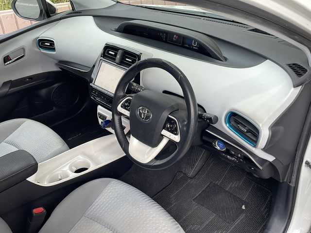 トヨタ プリウス A 静岡県 2016(平28)年 9.7万km ホワイトパールクリスタルシャイン 純正SDナビ/・CD/・DVD/・フルセグＴＶ/・Bluetooth/・AM/・FM/主要装備/・TRDエアロF/R/・衝突軽減/・レーンキープ/・追従クルコン/・BSM/・コーナーセンサー前後/・バックカメラ/・ETC/・ドラレコ前/・HUD/・ステリモ/・ヒーテッドドアミラー/・スマートキー/・プッシュスタート/・純正フロアマット/・社外アルミホイール/・LEDヘッドライト/・オートライト/・オートハイビーム