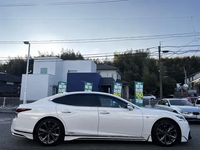 レクサス ＬＳ 500h Fスポーツ 熊本県 2020(令2)年 7.5万km ホワイトノーヴァガラスフレーク モデリスタエアロ（F.S.R）/純正メーカーナビ/【フルセグTV/Bluetooth/AM/FM】/パノラミックビューモニター/レクサスセーフティーセンス＋A/・レーダークルーズコントロール/・プリクラッシュセーフティー/・フロントクロストラフィックアラート/・レーントレーシングアシスト/・ロードサインアシスト/・アダプティブハイビームシステム/・先行車発進告知機能/クリアランスソナー/ブラインドスポットモニター/ヘッドアップディスプレイ/デジタルインナーミラー/パドルシフト/オートLEDライト/オートハイビーム/ブレーキホールド/レザーシート/前席シートヒーター/エアシート/前席パワーシート/革巻きステアリング/ステアリングスイッチ/ステアリングヒーター/ETC2.0/ドライブレコーダー前後/電動リアゲート/純正フロアマット/純正ドアバイザー/横滑り防止装置/取扱説明書/スペアキー