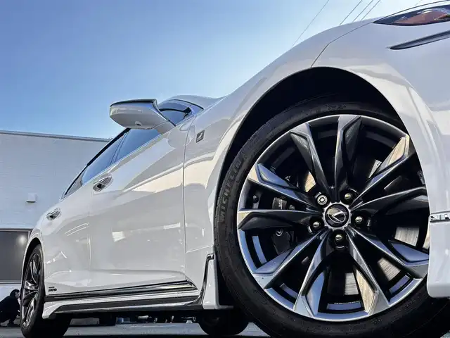 レクサス ＬＳ 500h Fスポーツ 熊本県 2020(令2)年 7.5万km ホワイトノーヴァガラスフレーク モデリスタエアロ（F.S.R）/純正メーカーナビ/【フルセグTV/Bluetooth/AM/FM】/パノラミックビューモニター/レクサスセーフティーセンス＋A/・レーダークルーズコントロール/・プリクラッシュセーフティー/・フロントクロストラフィックアラート/・レーントレーシングアシスト/・ロードサインアシスト/・アダプティブハイビームシステム/・先行車発進告知機能/クリアランスソナー/ブラインドスポットモニター/ヘッドアップディスプレイ/デジタルインナーミラー/パドルシフト/オートLEDライト/オートハイビーム/ブレーキホールド/レザーシート/前席シートヒーター/エアシート/前席パワーシート/革巻きステアリング/ステアリングスイッチ/ステアリングヒーター/ETC2.0/ドライブレコーダー前後/電動リアゲート/純正フロアマット/純正ドアバイザー/横滑り防止装置/取扱説明書/スペアキー