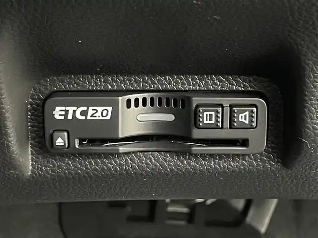 ホンダ ヴェゼル ハイブリッド e:HEV Z 岡山県 2025(令7)年 0.1万km未満 プラチナホワイトパール 登録済未使用車		/純正メモリナビゲーション		/【フルセグ/Bluetooth/CarPlay】		/バックカメラ	/純正18inアルミホイール+サマータイヤ：装着					/レーダークルーズコントロール		/ビルトインETC2.0	/置くだけ充電/LEDヘッドライト（AUTO機能付き）		/シートヒーター		/横滑り防止機能		/衝突軽減システム		/車線逸脱防止システム						/スマートキー		/ステアリングスイッチ		/プッシュスタート		/コーナーセンサー					/新車保証書		/取扱説明書		/スペアキー×１