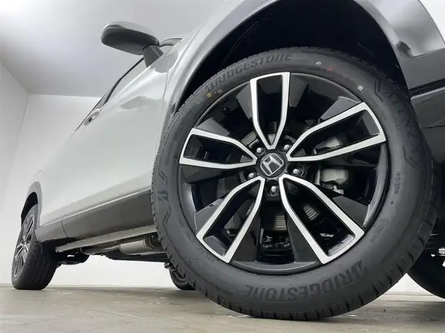 ホンダ ヴェゼル ハイブリッド e:HEV Z 岡山県 2025(令7)年 0.1万km未満 プラチナホワイトパール 登録済未使用車		/純正メモリナビゲーション		/【フルセグ/Bluetooth/CarPlay】		/バックカメラ	/純正18inアルミホイール+サマータイヤ：装着					/レーダークルーズコントロール		/ビルトインETC2.0	/置くだけ充電/LEDヘッドライト（AUTO機能付き）		/シートヒーター		/横滑り防止機能		/衝突軽減システム		/車線逸脱防止システム						/スマートキー		/ステアリングスイッチ		/プッシュスタート		/コーナーセンサー					/新車保証書		/取扱説明書		/スペアキー×１