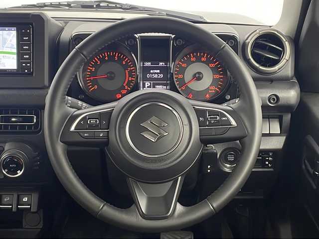 スズキ ジムニー XC 三重県 2023(令5)年 2万km ジャングルグリーン 禁煙車/ｓｔｒａｄｅ７インチＳＤナビ/・Ｂｌｕｅｔｏｏｔｈ・ＣＤ／ＤＶＤ・フルセグ・SD/スズキセーフティサポート/・衝突軽減ブレーキ・車線逸脱抑制制御機能/・ハイビームアシスト/前席シートヒーター/クルーズコントロール/革巻きステアリング/電動格納ミラー/ヒーテッドドアミラー