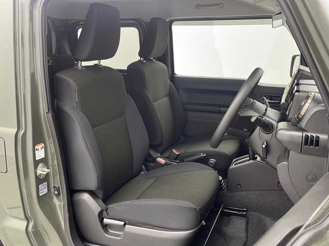 スズキ ジムニー XC 三重県 2023(令5)年 2万km ジャングルグリーン 禁煙車/ｓｔｒａｄｅ７インチＳＤナビ/・Ｂｌｕｅｔｏｏｔｈ・ＣＤ／ＤＶＤ・フルセグ・SD/スズキセーフティサポート/・衝突軽減ブレーキ・車線逸脱抑制制御機能/・ハイビームアシスト/前席シートヒーター/クルーズコントロール/革巻きステアリング/電動格納ミラー/ヒーテッドドアミラー