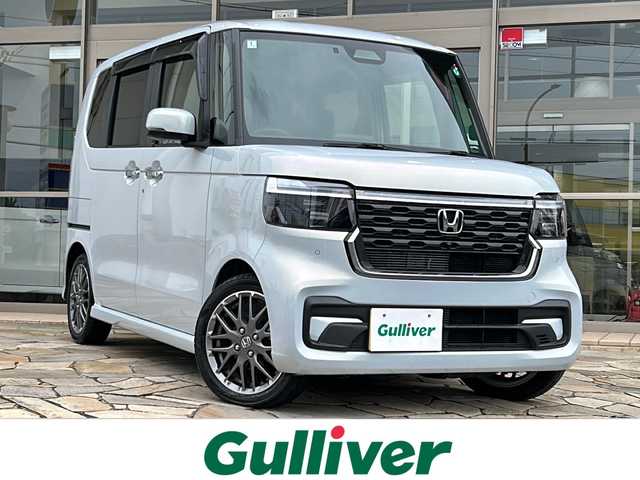 ホンダ Ｎ ＢＯＸ カスタム ターボ 静岡県 2024(令6)年 0.9万km プレミアムサンライトホワイトパール 純正ナビ/・フルセグTV/・Bluetooth/・iPod/・USB/・FM/AM/主要装備/・ＥＴＣ/・追従クルコン/・両側パワスラ/・横滑り防止装置/・ホンダセンシング/・運転席＋助手席シートヒーター/・パドルシフト/・純正切削１５インチアルミホイール/・オートライト/・電動パーキング/・オートホールド　/・ハーフレザー/・本革巻ステアリングホイール